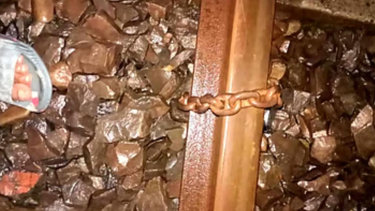 রাতের আঁধারে রেললাইনে শিকল পেঁচিয়ে নাশকতার চেষ্টা