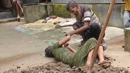 স্ত্রীকে উঠানে ‘জীবন্ত কবর’ দিচ্ছিলেন তিনি