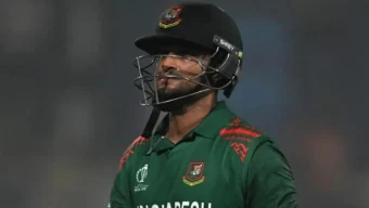 হেলমেটের ফিতা কামড়ে সাকিবের ঝড়
