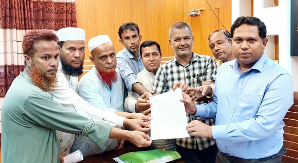 জকিগঞ্জে ইউএনও’র কাছে অভিবাবকদের স্মারকলিপি প্রদান