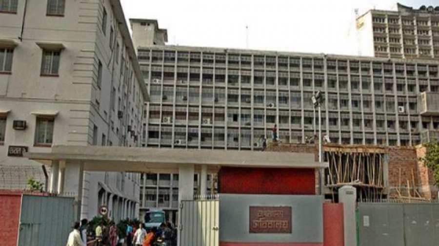 আমলাদের আচরণে হঠাৎ পরিবর্তনের নেপথ্যে কী