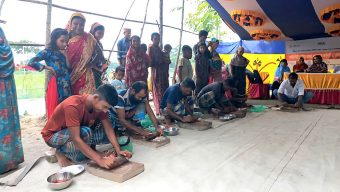 স্ত্রীদের সামনে পেঁয়াজ-মরিচ বাটলেন স্বামীরা