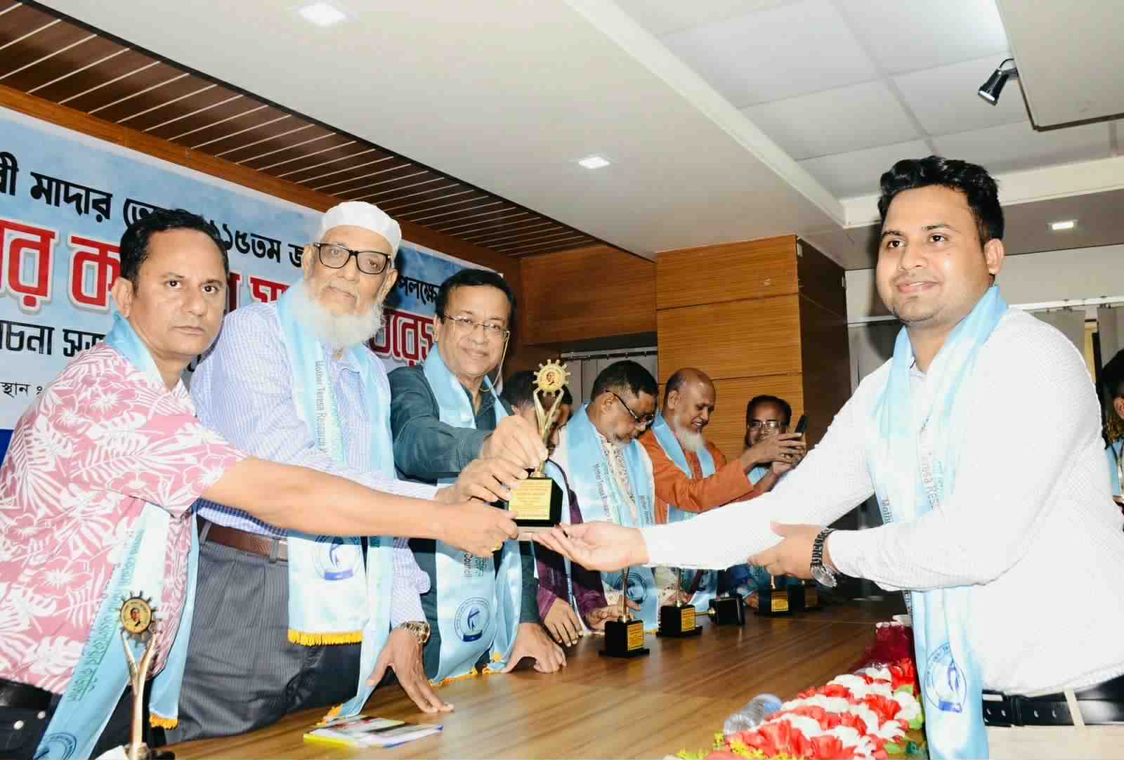 মাদার তেরেসা গোল্ডেন অ্যাওয়ার্ড পেলেন বিয়ানীবাজারের এনায়েত