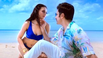 নীল বিকিনিতে সমুদ্রপাড়ে ঝড় তুললেন মিমি
