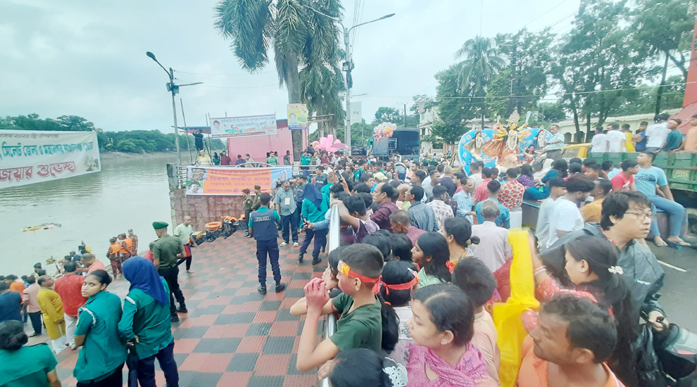 সিলেটে মুখরিত সুরমার তীর, চলছে বিসর্জন