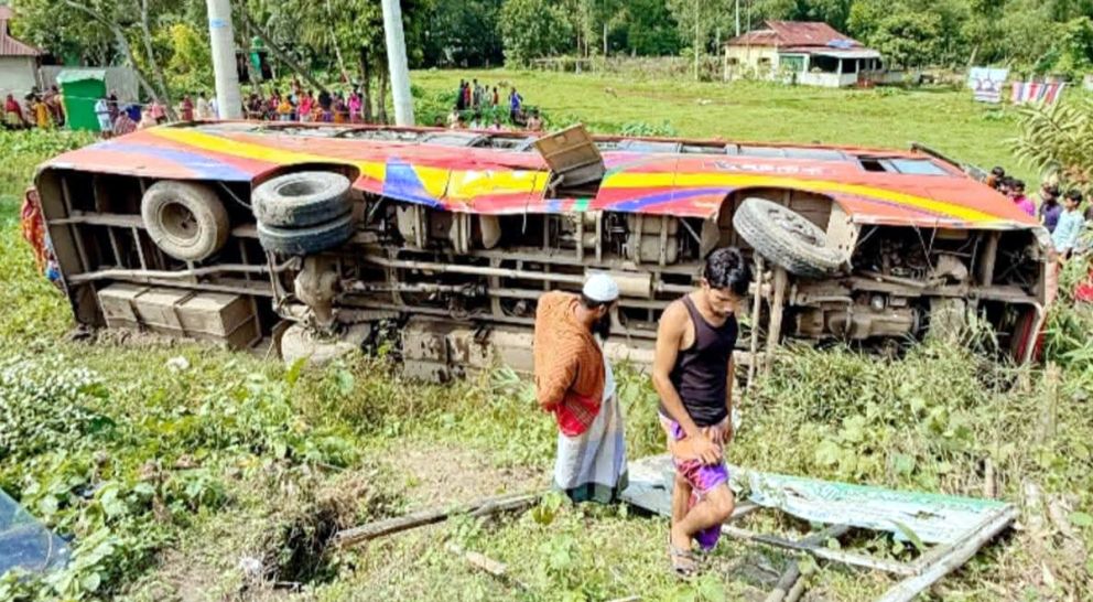 সিলেট-ঢাকা মহাসড়কে যাত্রীবাহী বাস উল্টে আহত ৩০