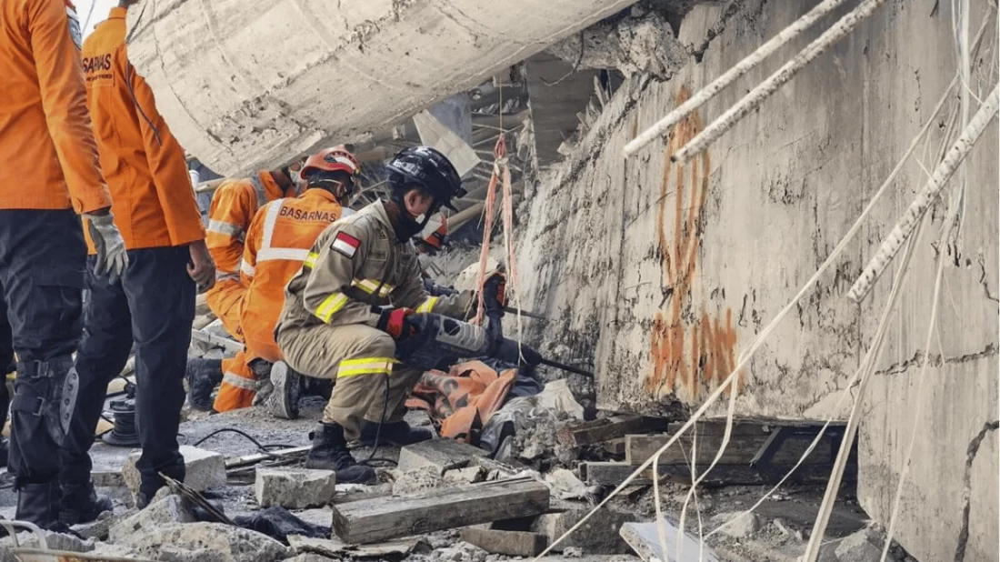 ইন্দোনেশিয়ায় ইসলামিক স্কুল ধসে মৃত ৩৬, নিখোঁজ ২৬