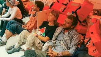 গাজামুখী জাহাজ থেকে আটক কর্মীদের ইসরায়েলে নিয়ে যাচ্ছে কমান্ডোরা