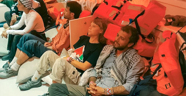 গাজামুখী জাহাজ থেকে আটক কর্মীদের ইসরায়েলে নিয়ে যাচ্ছে কমান্ডোরা