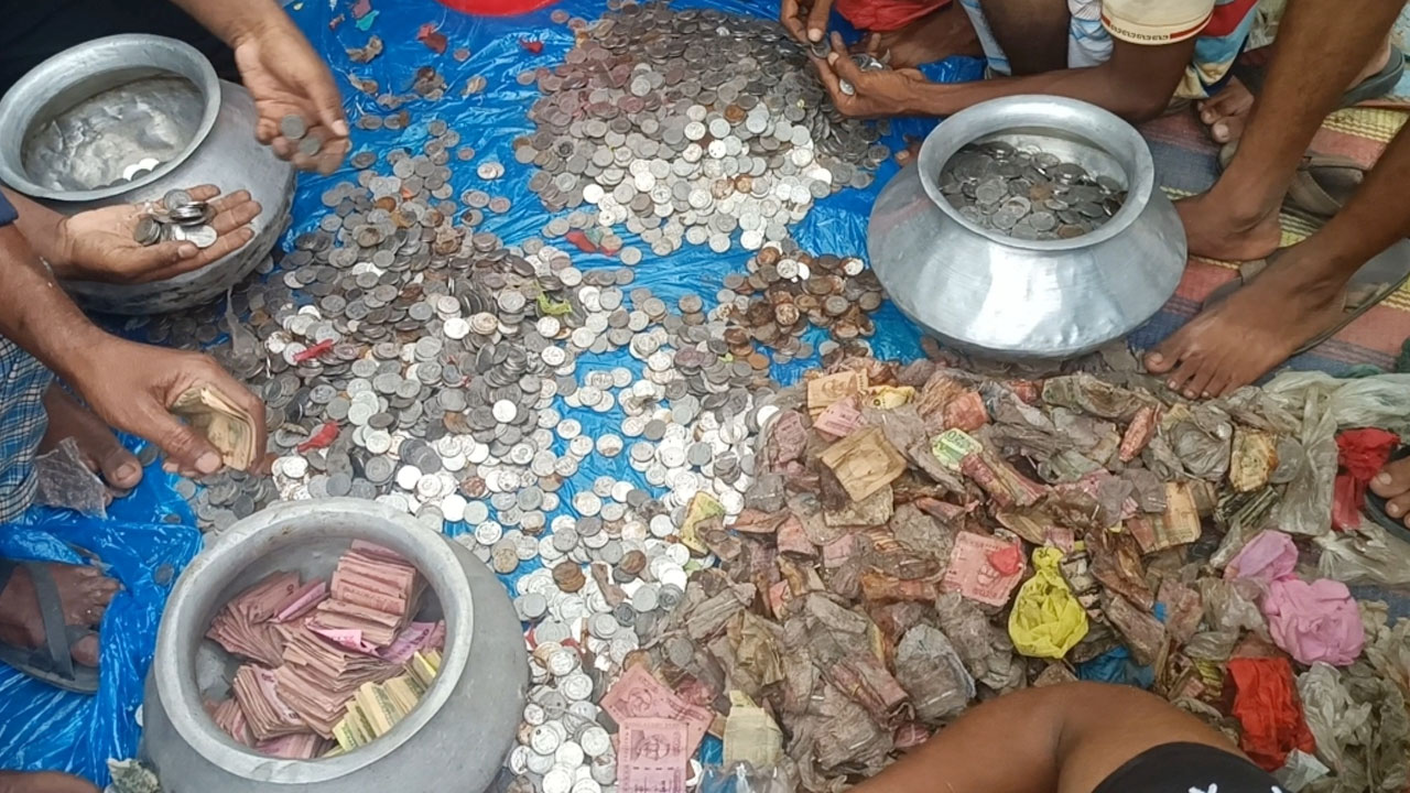ভিক্ষুকের কাছে মিলল দুই বস্তা টাকা, এলাকায় চাঞ্চল্য