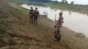 জকিগঞ্জ সীমান্তে বাংলাদেশে ঢুকে বাঁশের খুঁটি উপড়ে ফেললো বিএসএফ