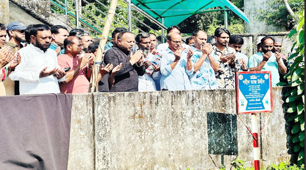 গোলপগঞ্জে জুলাই-শহিদদের কবরের পাশে গিয়ে আবেগাপ্লুত অ্যাড. এমরান