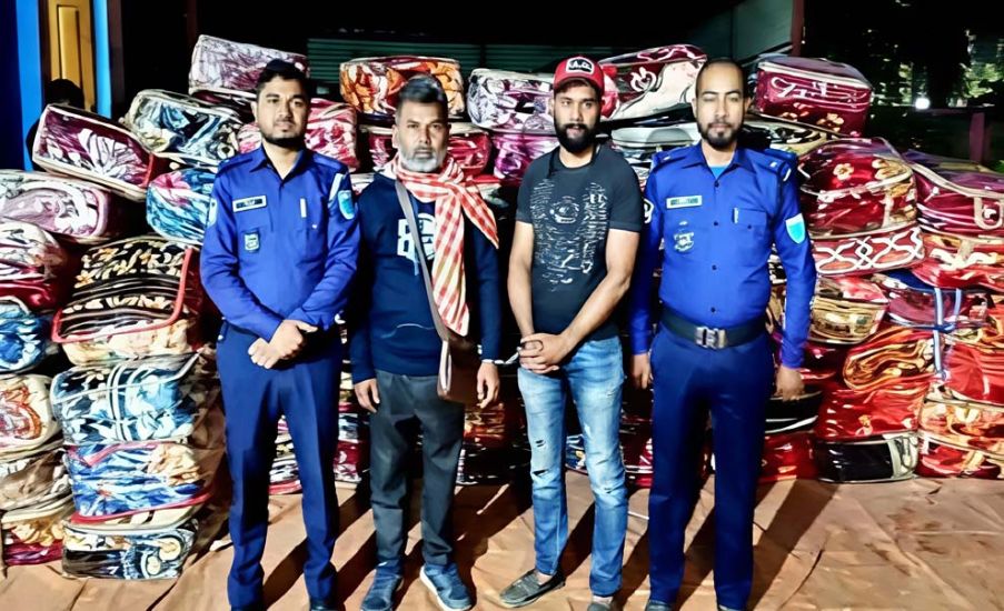 সীমান্ত দিয়ে আসছে ভারতীয় কম্বল, আটক ২