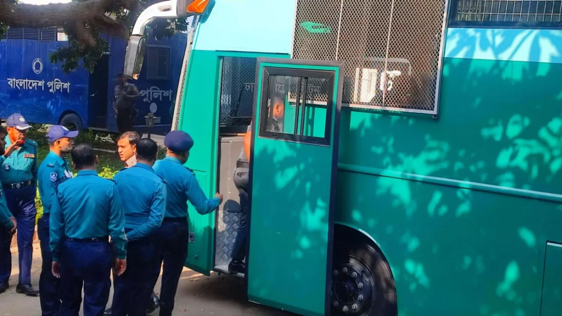 মানবতাবিরোধী অপরাধ মামলা: সবুজ প্রিজনভ্যানে ট্রাইব্যুনালে হাজির দুই সেনা কর্মকর্তা