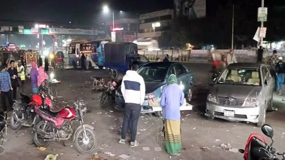 মানিকগঞ্জে চলন্ত পিকআপ থেকে ককটেল বিস্ফোরণ