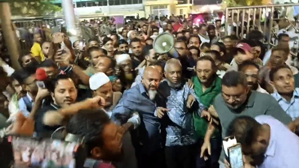 মায়ের দোয়া নিয়ে মনোনয়ন প্রত্যাশীদের বাসায় আরিফ