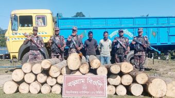 বিয়ানীবাজার অবৈধ কাঠবোঝাই ট্রাক জব্দ করেছে বিজিবি, আটক ২