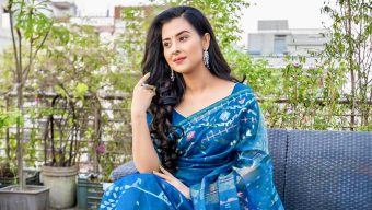 শাড়িতে স্নিগ্ধ সাজে বুবলী