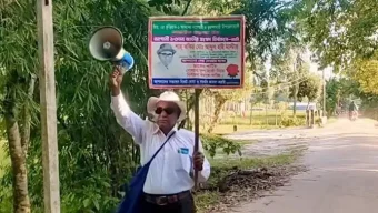 মাইক হাতে হেঁটে হেঁটে প্রচারণায় এমপিপ্রার্থী ‘হাই মাস্টার’