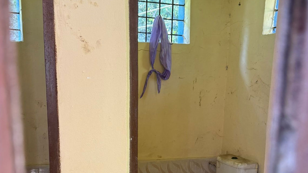 শিক্ষকের হাতে চিরকুটসহ ধরা, বিদ্যালয়ের টয়লেটে ছাত্রীর আত্মহত্যা