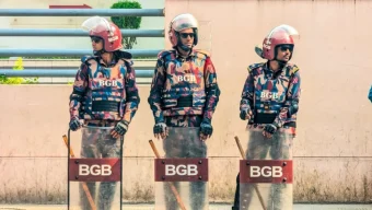 এভারকেয়ার হাসপাতালের সামনে বিজিবি মোতায়েন, নেতা-কর্মীদের ভিড়