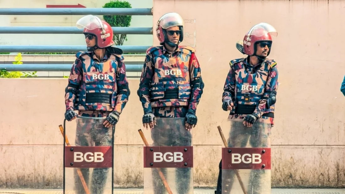 এভারকেয়ার হাসপাতালের সামনে বিজিবি মোতায়েন, নেতা-কর্মীদের ভিড়