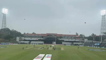 সূর্যের দেখা নেই, ফ্লাডলাইট জ্বালিয়ে শুরু খেলা