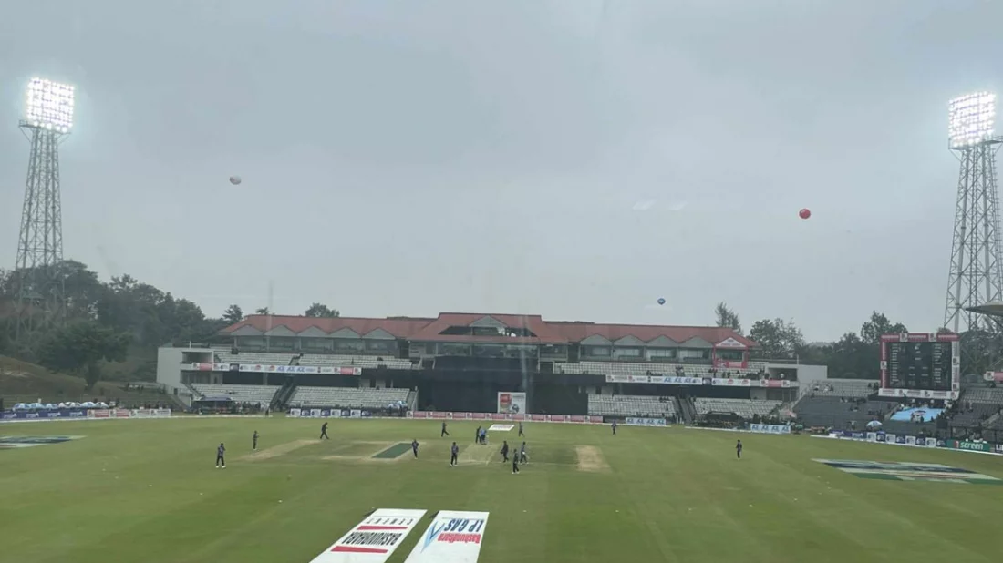সূর্যের দেখা নেই, ফ্লাডলাইট জ্বালিয়ে শুরু খেলা