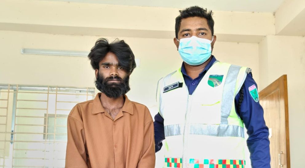 জৈন্তাপুর বাসে অভিযান, যুবককে ধরলো পুলিশ