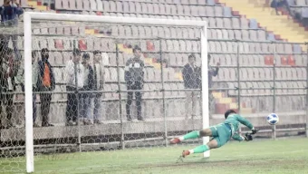 আবাহনীর পেনাল্টি ঠেকাতে কিংস সমর্থকদের ‘অবদান’