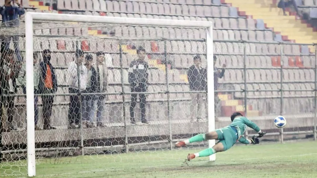 আবাহনীর পেনাল্টি ঠেকাতে কিংস সমর্থকদের ‘অবদান’