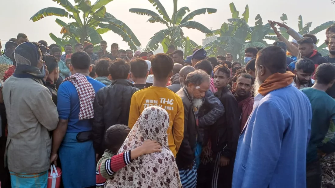 রাস্তার পাশে পড়ে ছিল মাথাবিহীন মরদেহ, মেলেনি পরিচয়