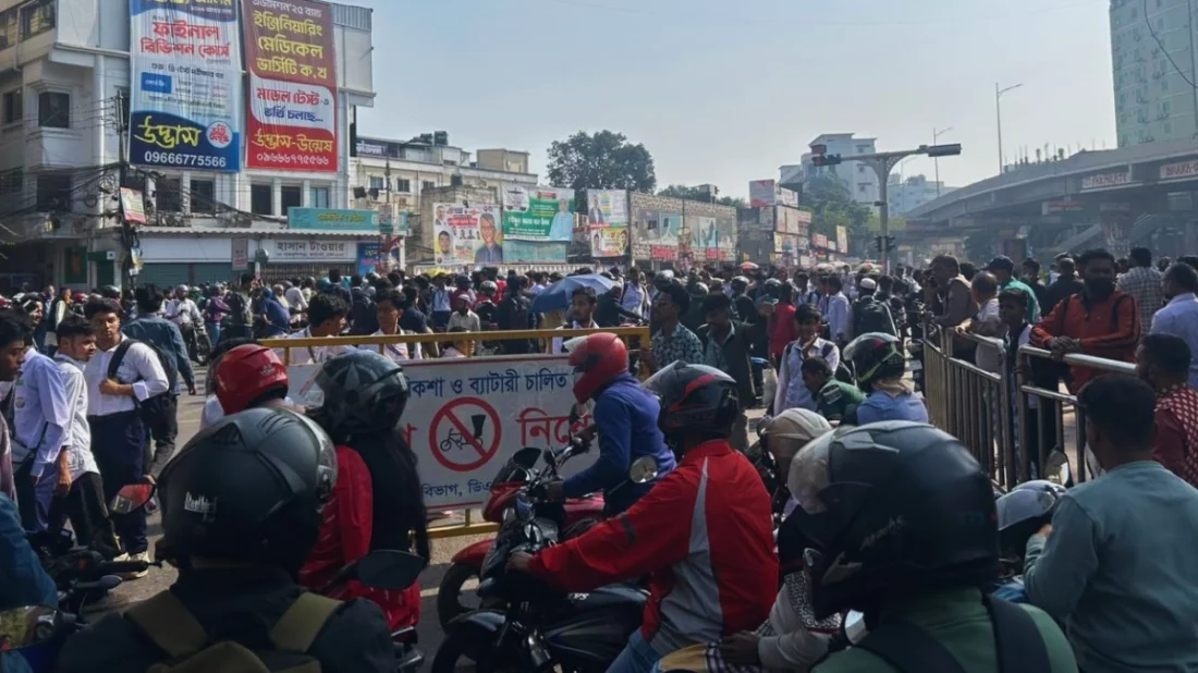 সহপাঠীর মৃত্যুতে ফার্মগেট অবরোধ, তীব্র যানজট