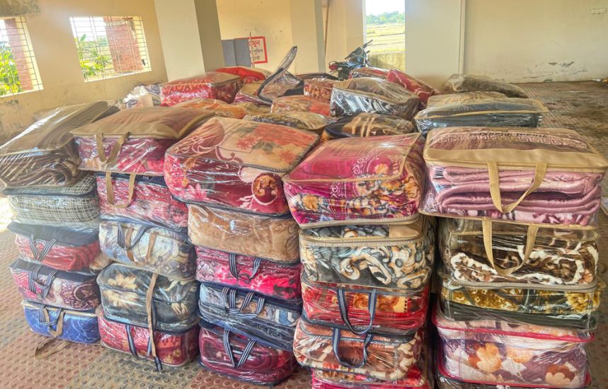 বাসে পুলিশের অভিযান, ভারতীয় কম্বল জব্দ