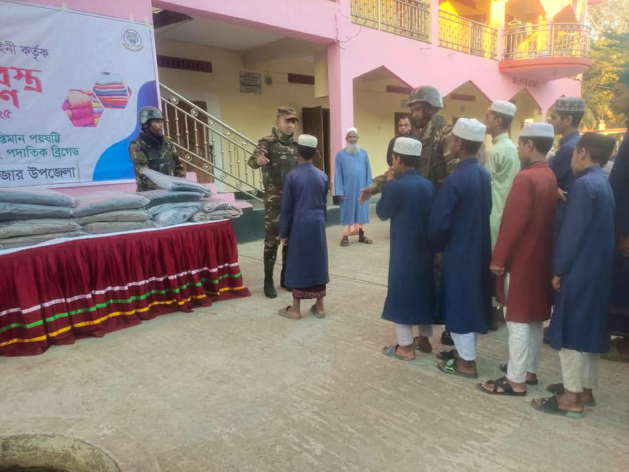 বিয়ানীবাজারে সেনাবাহিনীর শীতবস্ত্র বিতরণ