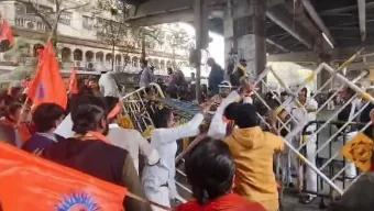 দিল্লি ও কলকাতায় বাংলাদেশ হাইকমিশনের সামনে সংঘর্ষ, ২ ব্যারিকেড ভাঙলো বিক্ষোভকারীরা