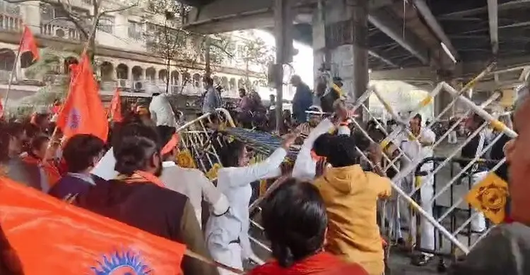 দিল্লি ও কলকাতায় বাংলাদেশ হাইকমিশনের সামনে সংঘর্ষ, ২ ব্যারিকেড ভাঙলো বিক্ষোভকারীরা