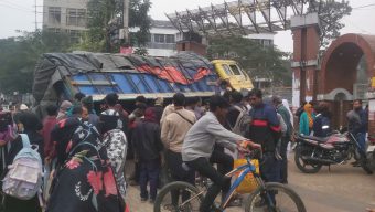 সিলেটে বই দিতে এসে দুর্ঘটনার কবলে ট্রাক