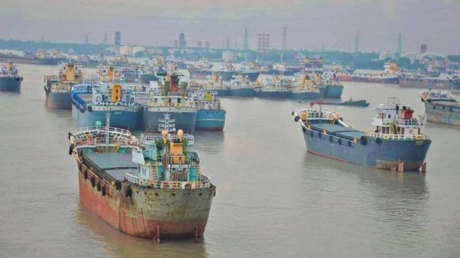 রমজানে পণ্য মজুতের অভিনব কৌশল: গুদাম এখন লাইটার জাহাজ