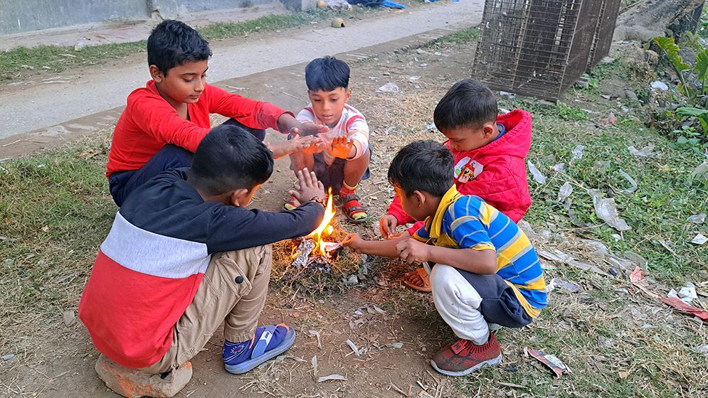 বিয়ানীবাজারে শিশুদের অভিব্যক্তি: ‘জন্মের পর এমন শীত দেখিনি’