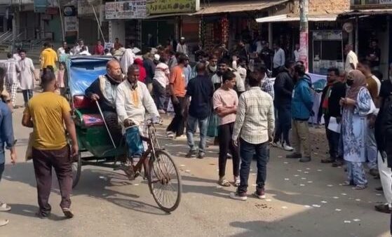 বিয়ানীবাজারে ভোট কেন্দ্রের ভেতরে-বাইরে ভিড়