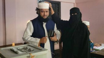 বিয়ানীবাজারে মা’কে সাথে নিয়ে ভোট দিলেন স্বতন্ত্র প্রার্থী ফখরুল