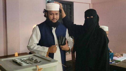 বিয়ানীবাজারে মা’কে সাথে নিয়ে ভোট দিলেন স্বতন্ত্র প্রার্থী ফখরুল