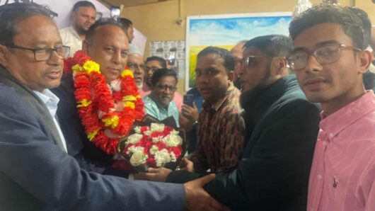 নবনির্বাচিত এমপি এমরান চৌধুরীকে বিয়ানীবাজার প্রেসক্লাবের ফুলেল শুভেচ্ছা