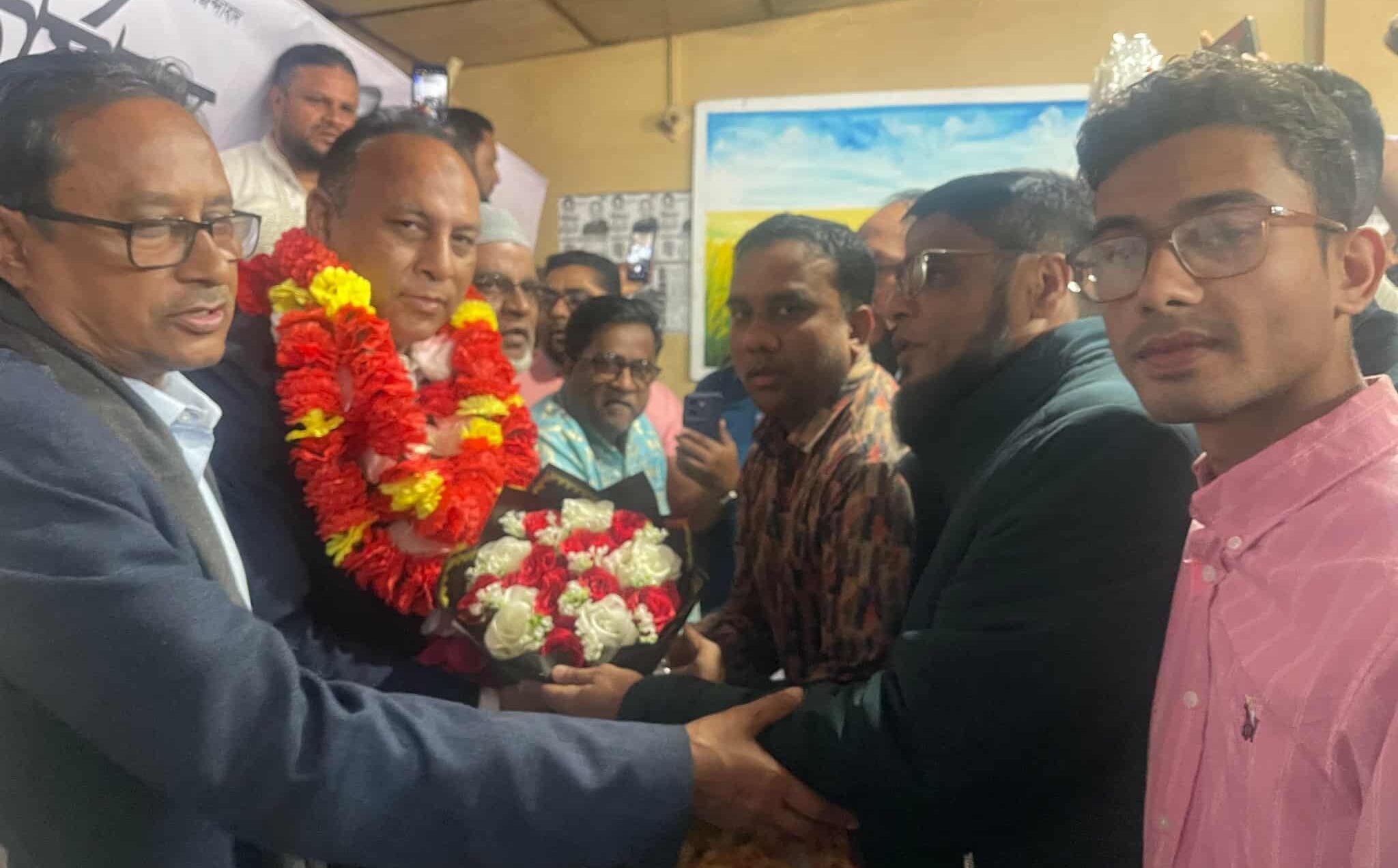 নবনির্বাচিত এমপি এমরান চৌধুরীকে বিয়ানীবাজার প্রেসক্লাবের ফুলেল শুভেচ্ছা