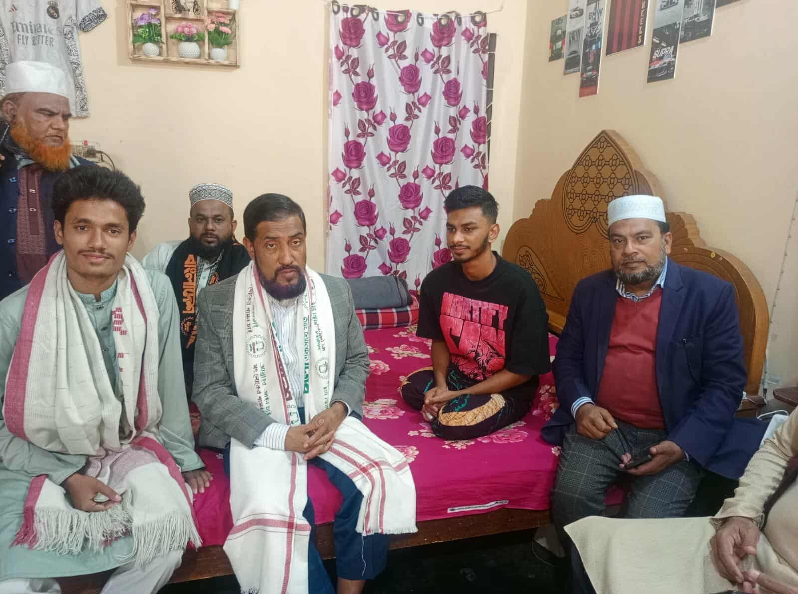 পা হারানো যুবককে কৃত্রিম পা উপহার দিয়ে প্রতিশ্রুতি রক্ষা করলেন সেলিম উদ্দিন