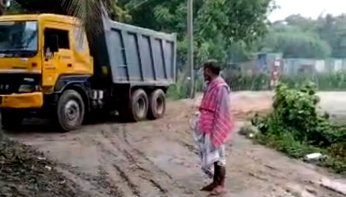 বিয়ানীবাজারে ফসলি জমির মাটি কেটে রমরমা ব্যবসা