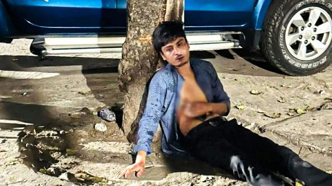 মধ্যরাতে শিক্ষার্থীদের হাতে আটক ঢাবি ছাত্রলীগ কর্মী, মারধরের পর থানায় সোপর্দ