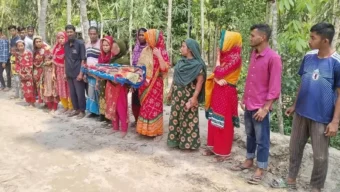 প্রেমিকের বিচারের দাবিতে সন্তানের মরদেহ নিয়ে মায়ের মানববন্ধন