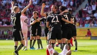 ৩ গোলে পিছিয়ে পড়ার পর দুর্দান্ত কামব্যাক বায়ার্নের